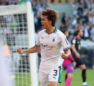 开云体育下载-图片报：多特有意门兴中卫板仓滉，转会费预计1200万欧元