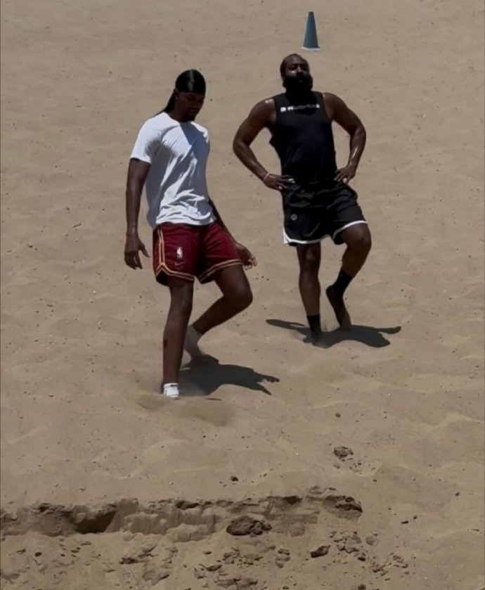 kaiyun-哈登恢复训练，与骑士内线小莫布利一同进行