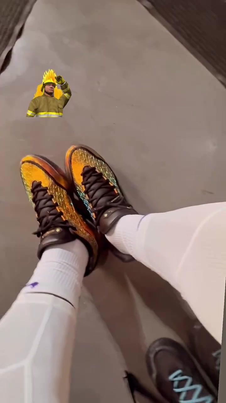 你喜欢吗？詹姆斯自拍上脚最新黄金配色款詹23代战靴👟